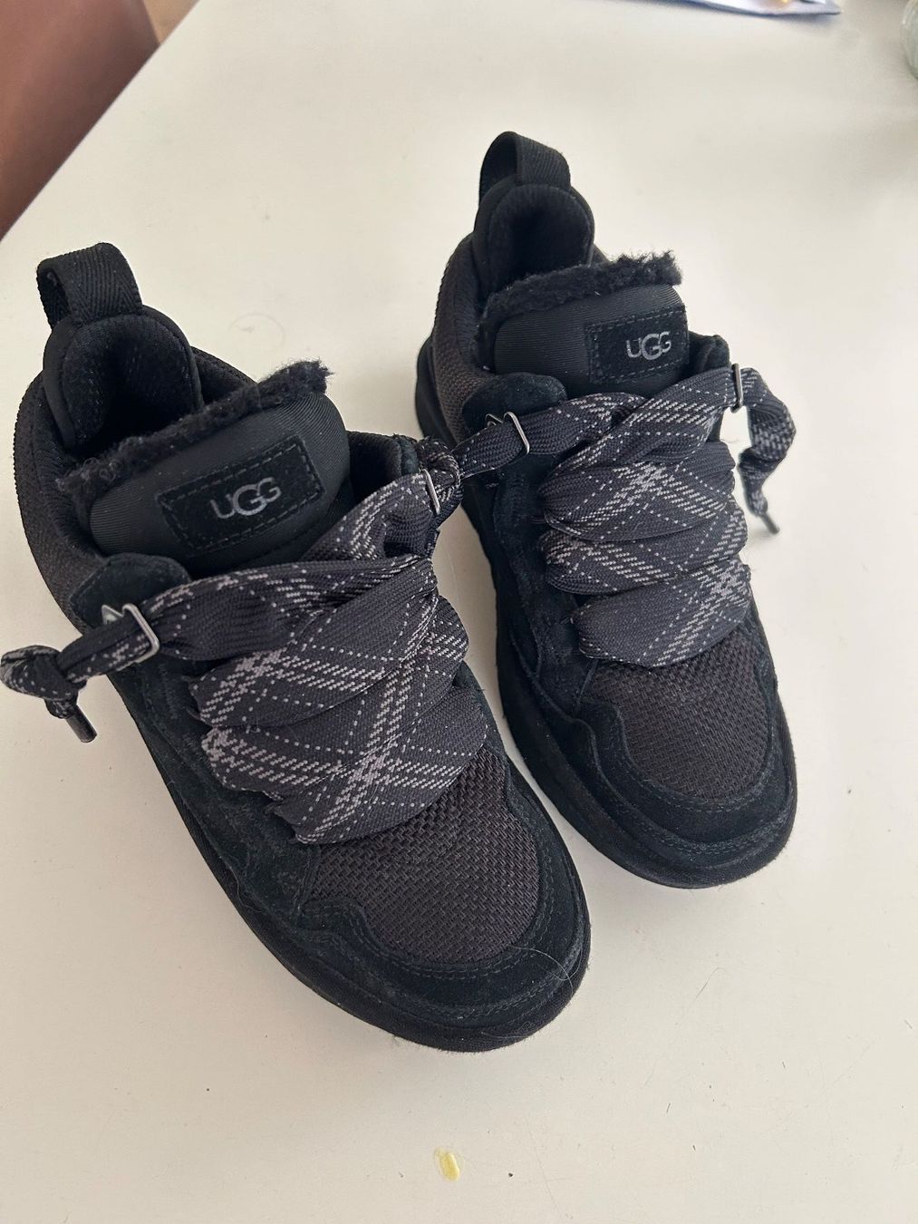 Ugg Chaussures femmes: UGG Lowmel schwarz – D'occasion à Schüpfen par Anjah