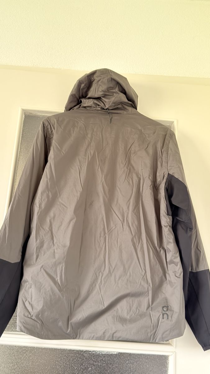 Giacche: On running Insulator Jacket taille M gris olive – Usato da Bulle venduto da LeMoleson 2