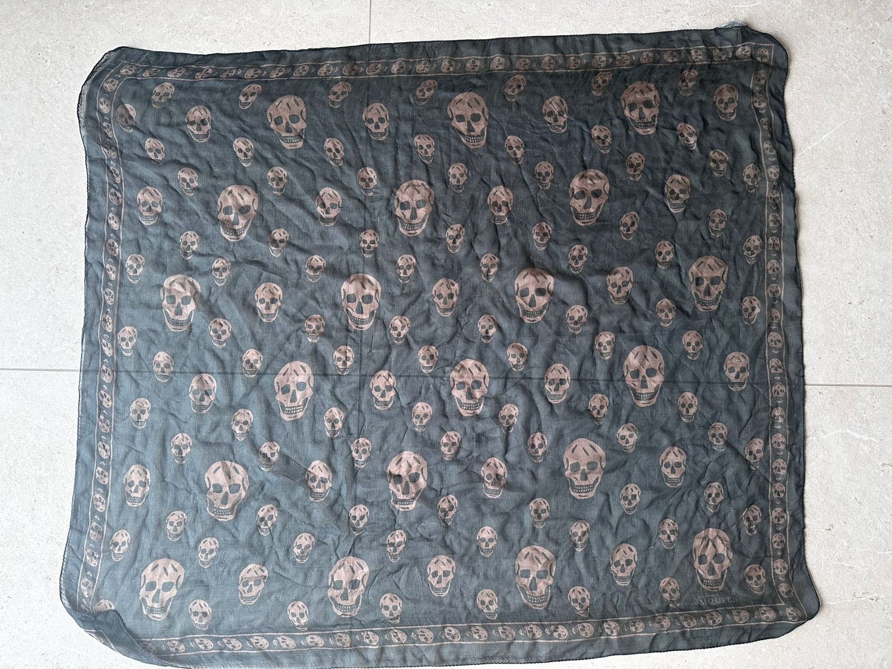 Alexander Mcqueen Foulard & Sciarpe: Alexander McQueen Skull-Print Scarf – Usato da Wilen b. Wollerau venduto da ccgold