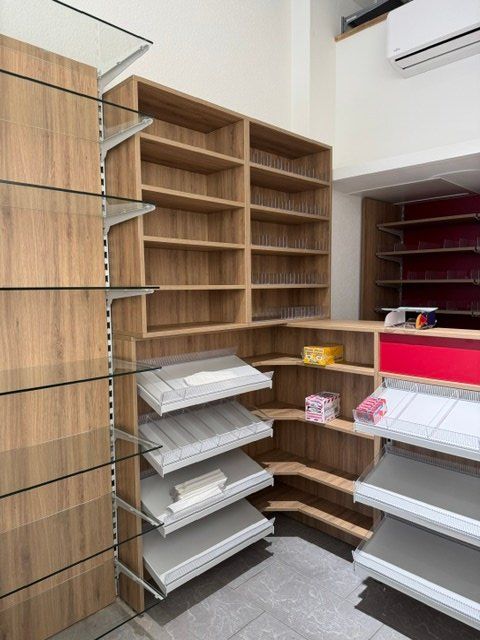 Allestimento di negozi e stand fieristici: Theke mit Winkel – Usato da Bern venduto da shtafin 2
