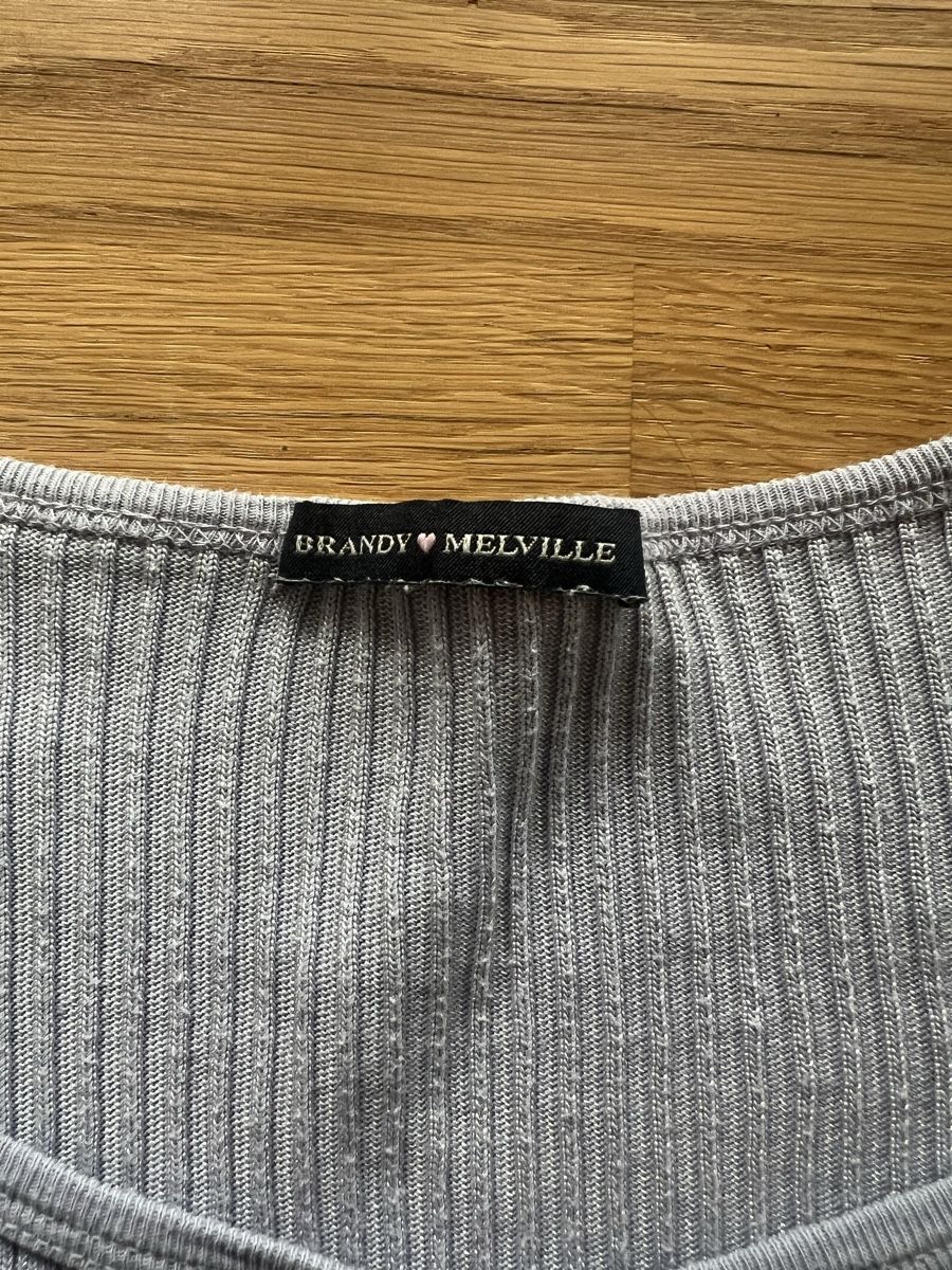 Brandy Melville Top: brandy melville longsleeve – Nuovo (secondo la descrizione) da Bern venduto da lea_wf9x 1