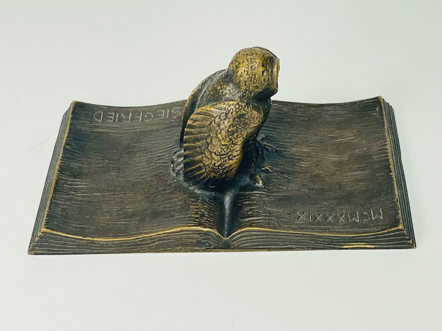 Statuette: Antike Bronze-Figur: Eule auf Buch (J.F. Büchs, um 1900) – Usato da Zürich venduto da Arche_Brockenhaus 6