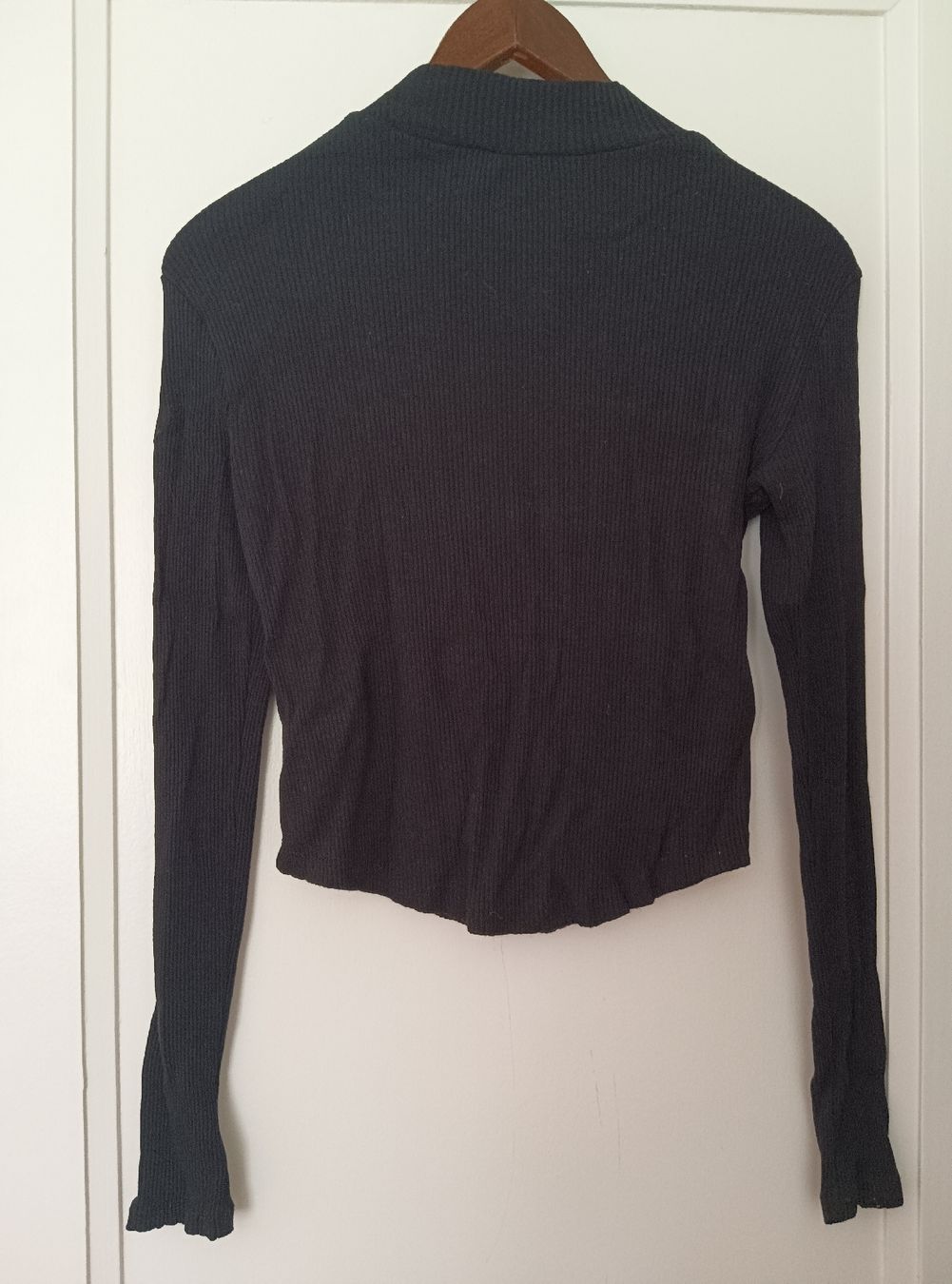 Pullover & Sweatshirts: Schickes NA-KD Oberteil mit Cutout, Grösse M – Gebraucht aus Zürich von Asteraki 2