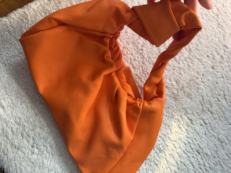 Trendige orange Ledertasche mit Knoten-Detail, neuwertig