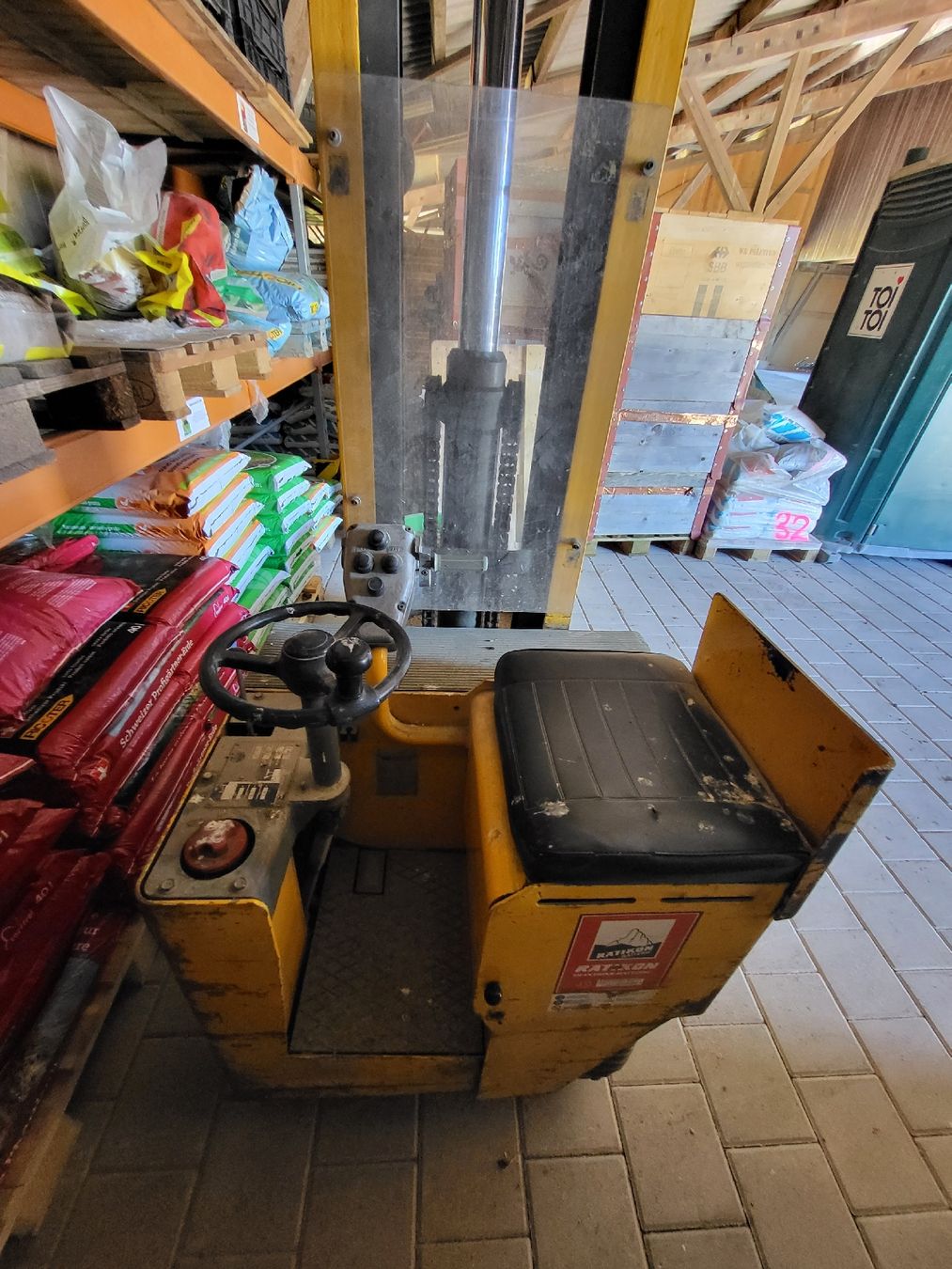 Gabelstapler & Hubwagen: stapler alt aber treu ;) – Gebraucht aus Effretikon von Danelladekolicious 2