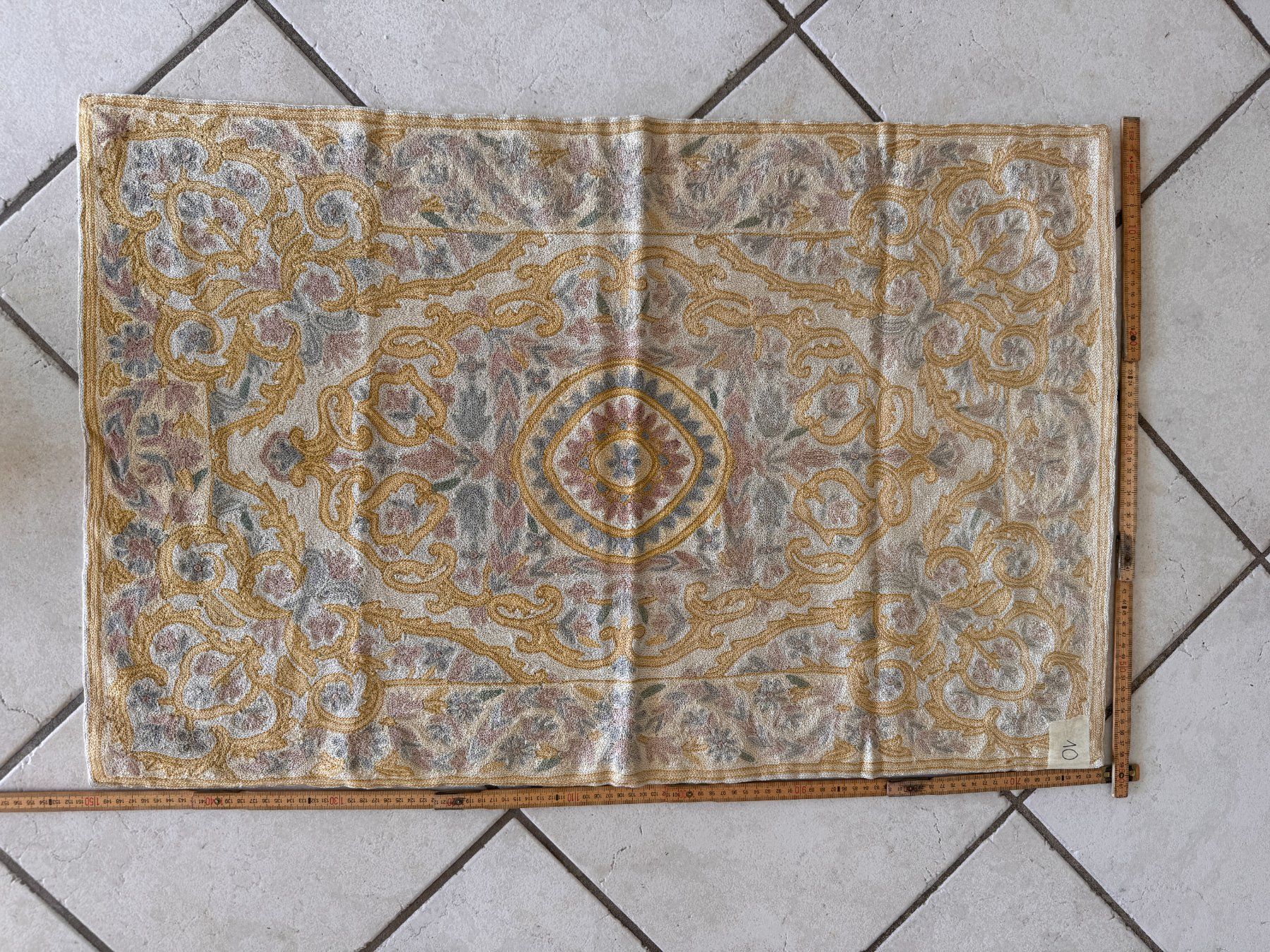 Teppiche: Tapis décoratif brodé beige et doré – Gebraucht aus La Neuveville von ghubler