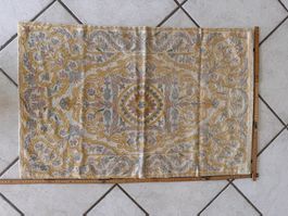 Tapis décoratif brodé beige et doré