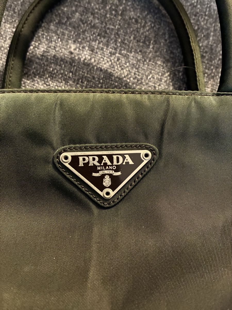 Prada Borse da donna: Sac à main Prada mini triangle en toile kaki  – Usato da Lausanne venduto da Titivintage 7