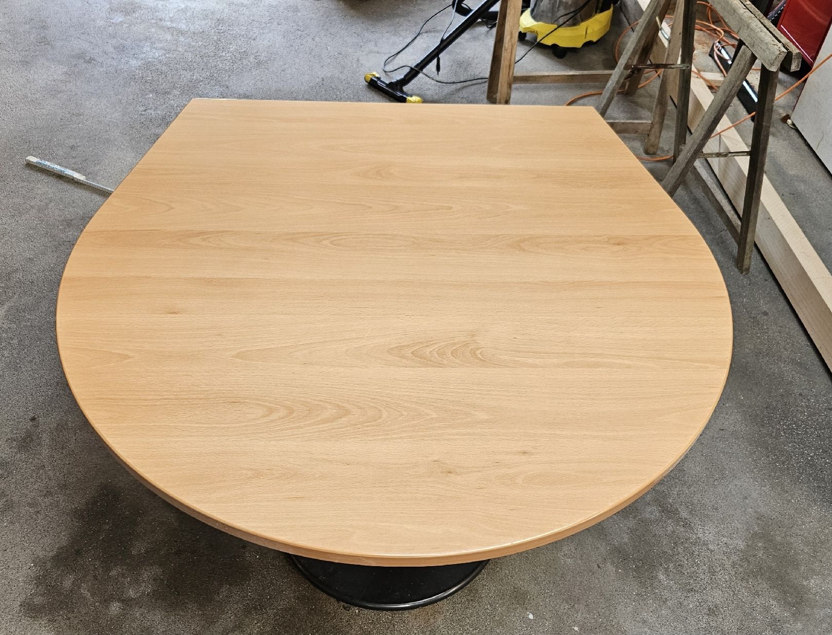 Schreibtische: Table de bureau – Gebraucht aus Flendruz von Jonas2002