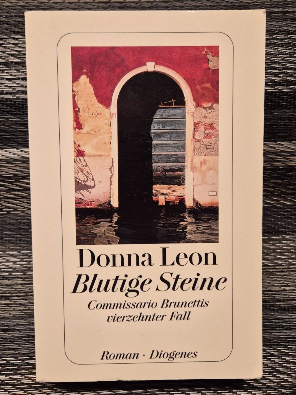 Bücher: Donna Leon: "Blutige Steine" – Gebraucht aus Rüttenen von Mushorn