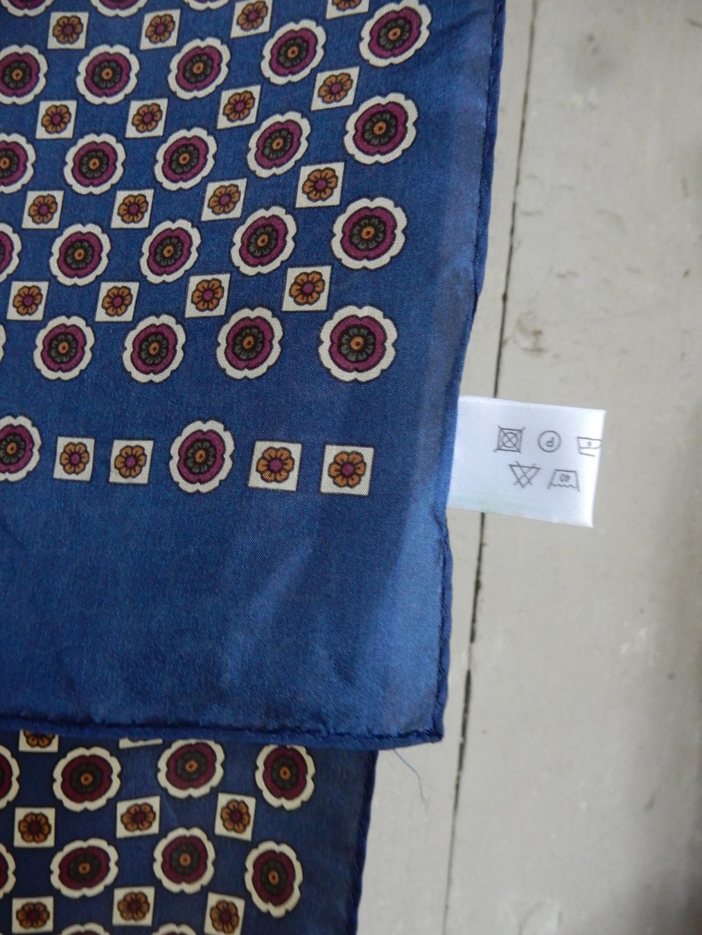 Foulards, Tücher & Schals: Schal       100 %  SEIDE      dunkelblau + Muster ...   NEU – Neu und originalverpackt aus Mötschwil von Muschelperle-4-you