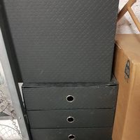 schwarze Box mit Schubladen