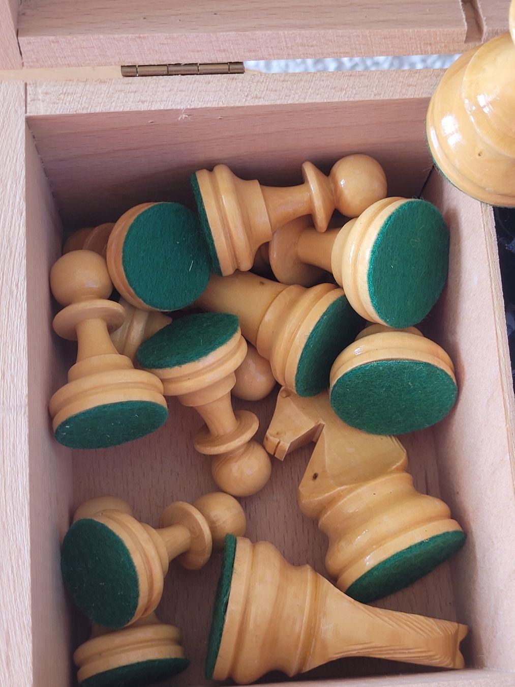 Giochi: Wunderschöne Vintage Schachfiguren Holz mit Samtbödeli – Usato da Buttikon SZ venduto da Renco 4