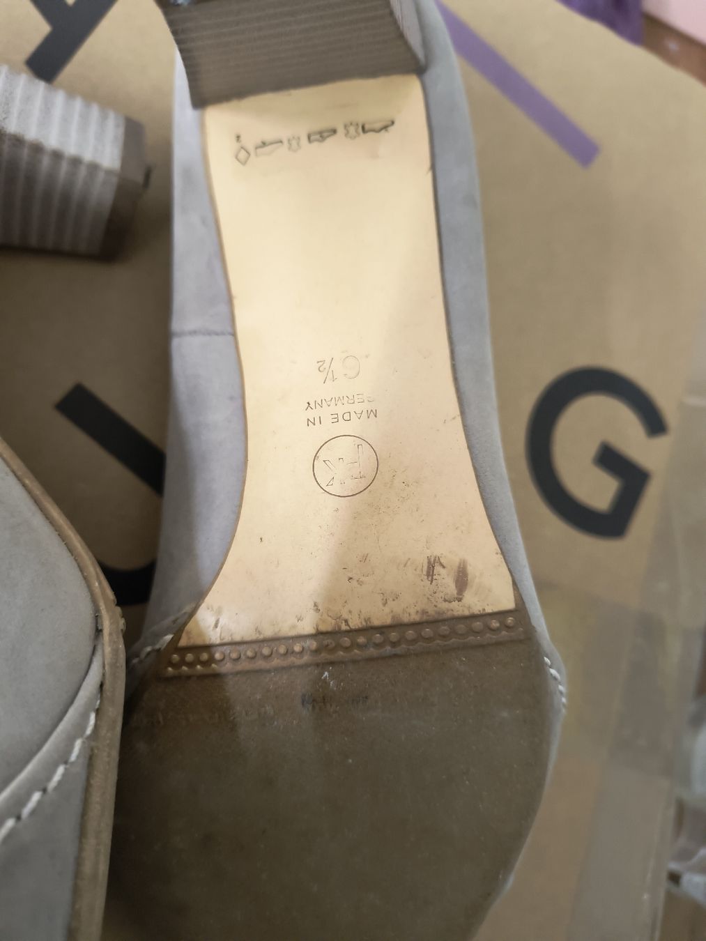 Scarpe da donna: Peter Kaiser Echtleder Pumps, hellgrau, Grösse 39 – Usato da Schöfflisdorf venduto da kin_2dp9 3