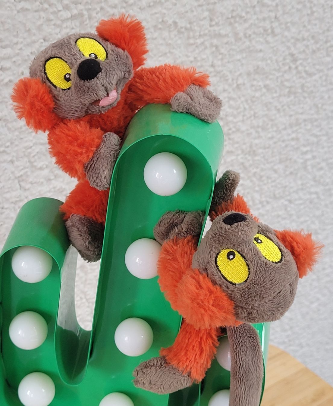 Coop Spielzeuge: 🧡 2 Süsse VARI Äffchen Coop Jamadu mit "Magnethänden" – Gebraucht aus Buttikon SZ von Renco