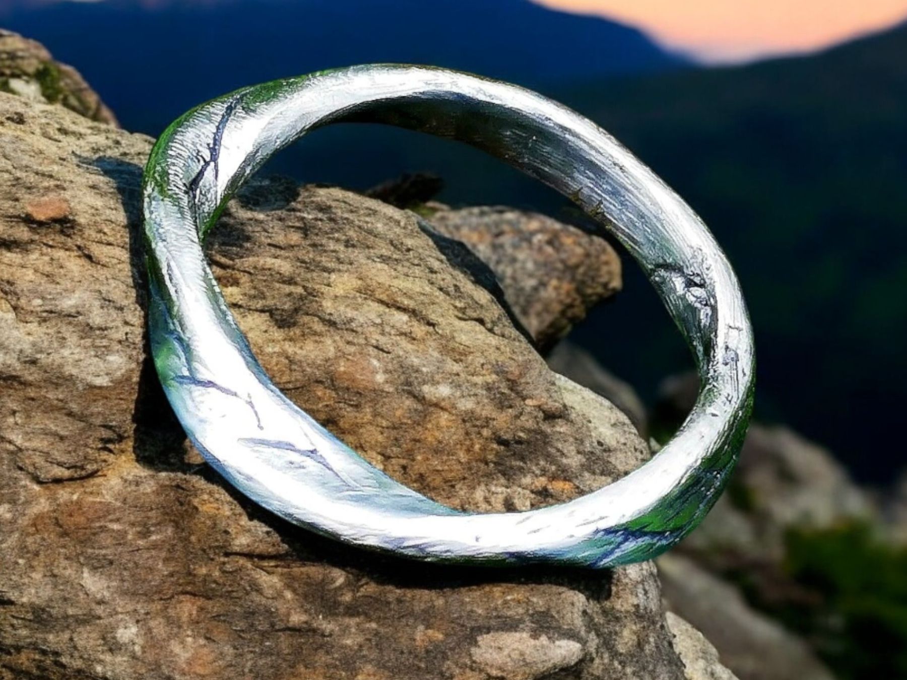 Ringe: Handgemachter Stahlring,  gedreht & geschnitzt, Gr. 61 – Neu und originalverpackt aus Aarau von Schmuckhoehle_MD