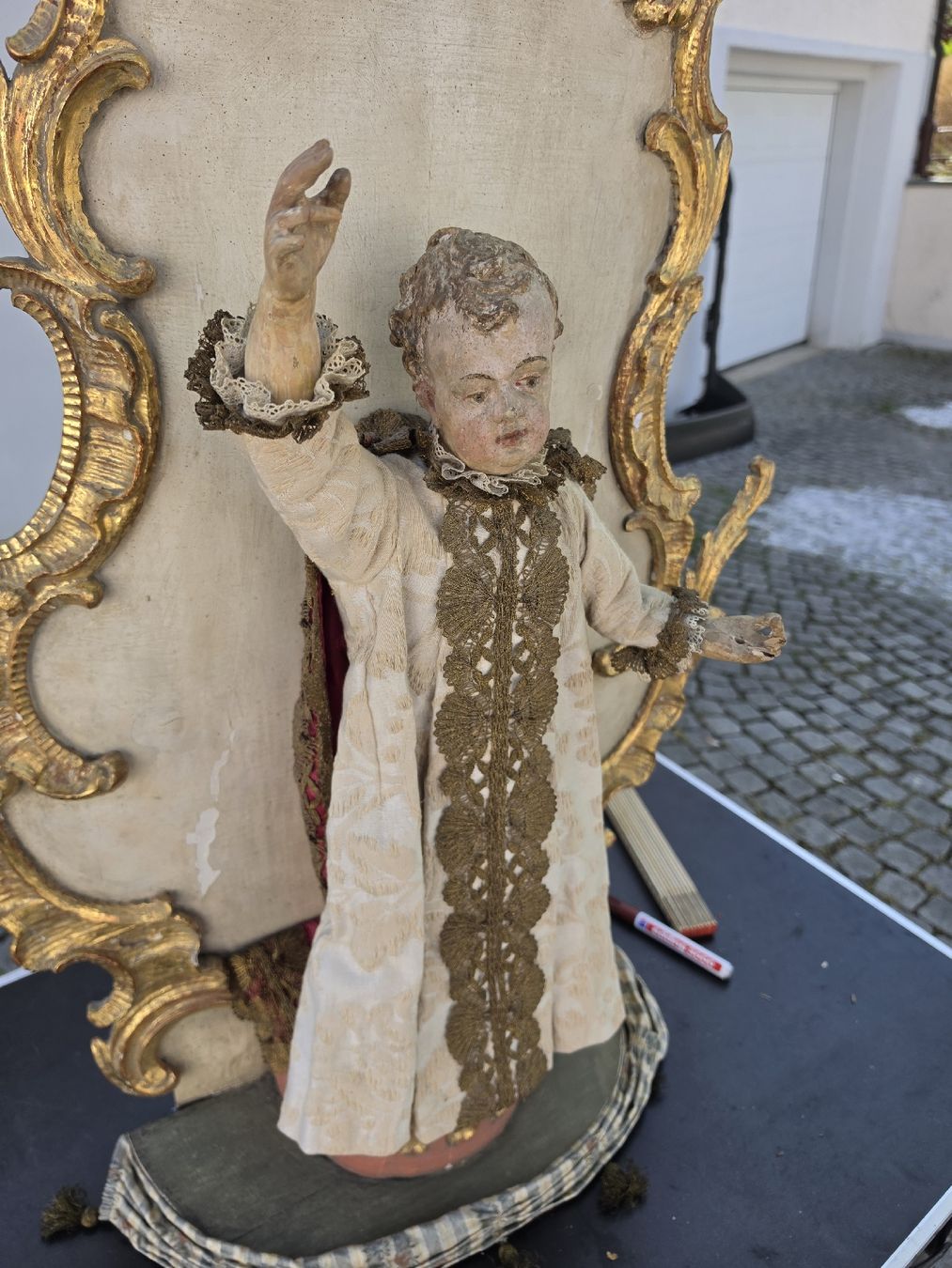 Statuette: Alte Jesuskind Figur mit Rahmen, Holz, Handgeschnitzt – Usato da Mettlen venduto da elios0888 9