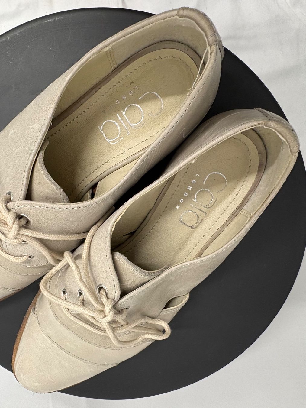 Scarpe da donna: CARA Schnürschuhe mit Cut outs Leder beige 36 – Usato da Regensdorf venduto da secondchancefashion 5
