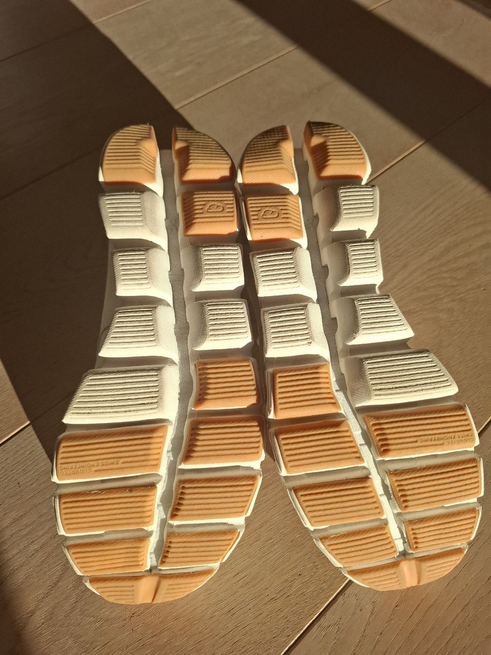 On Damenschuhe: ON Cloud 6 weiss Multimaterial 37 – Gebraucht aus Seuzach von ssz_j8tb 2