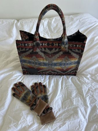 Sandro Paris Tote Bag mit passenden Handschuhen