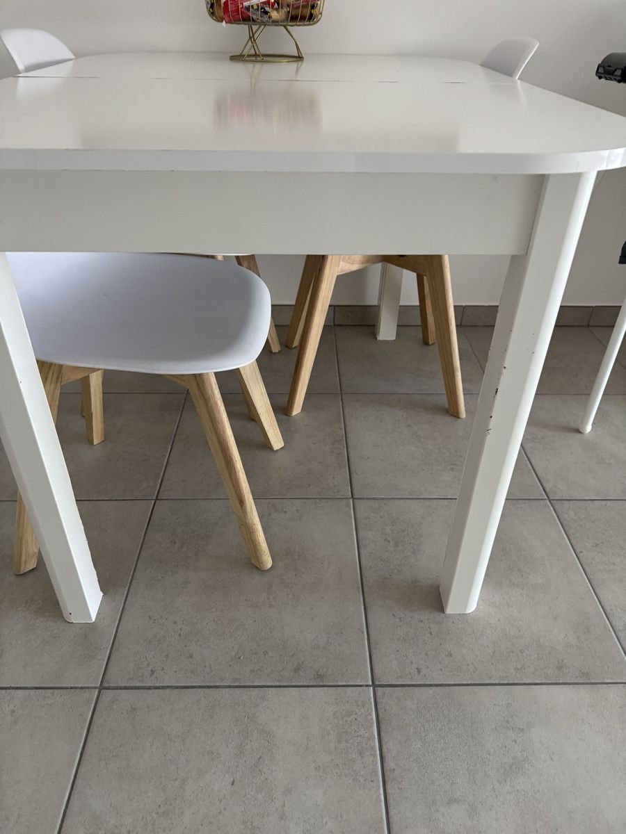 Conforama Set di tavolo e panche: Table blanche extensible et 3 chaise blanche à vendre  – Usato da Vernier venduto da est_w55w 2