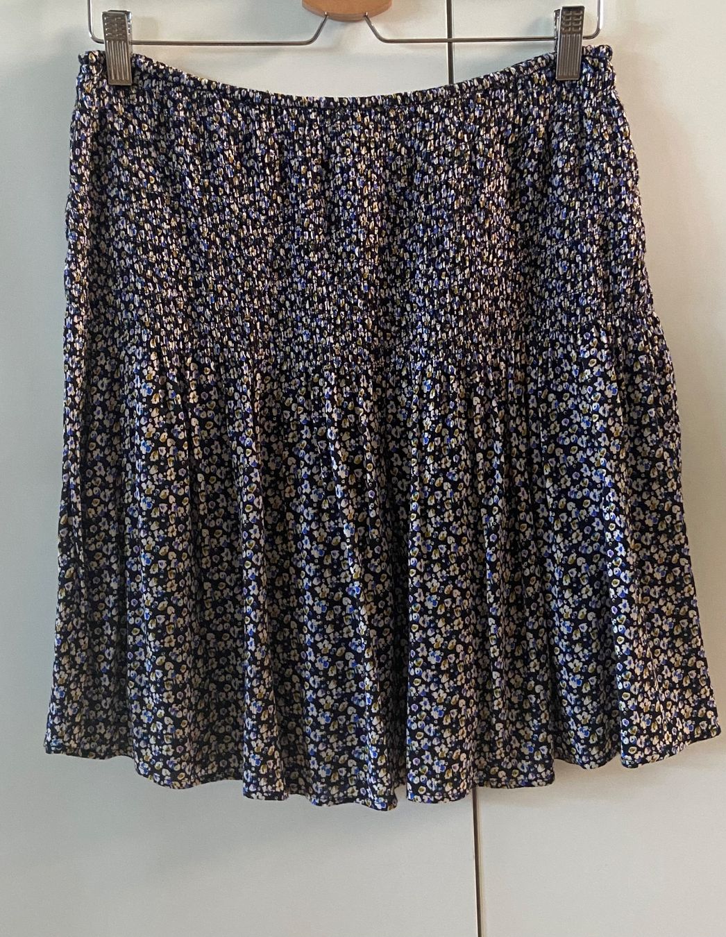 Caroll Gonne: CAROLL Jupe smocks imprimée fleurs 38/40 – Nuovo (secondo la descrizione) da Genève venduto da kik_8jd6 2