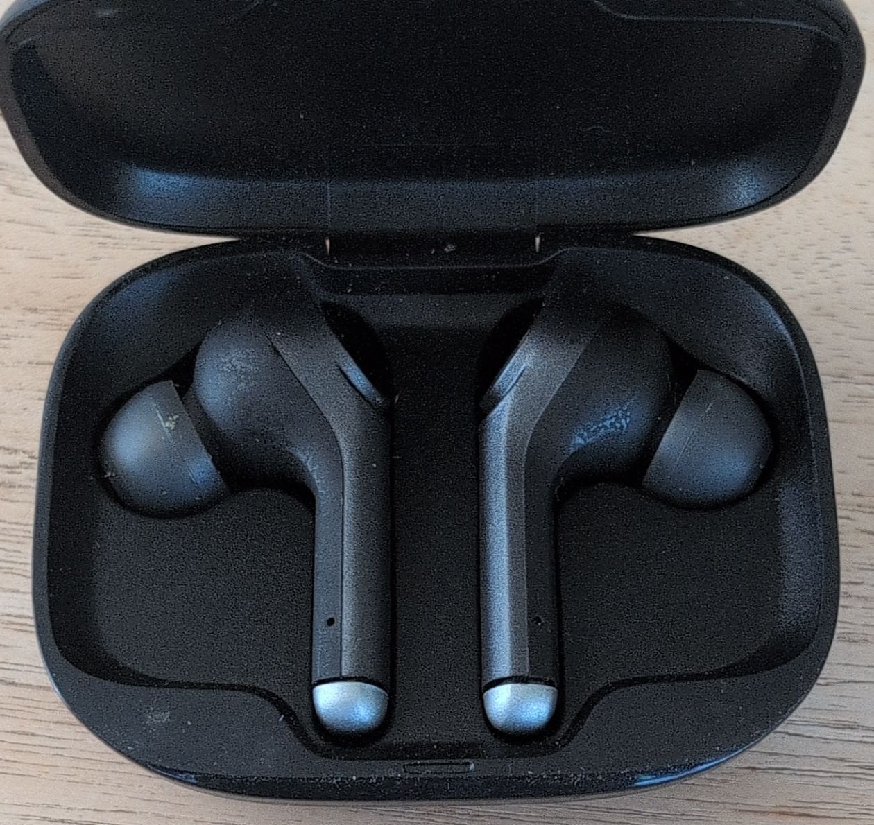 Cuffie: Kopfhoerer True Wireless Schwarz mit Ladecase – Usato da Büsserach venduto da Saner_Holzbau