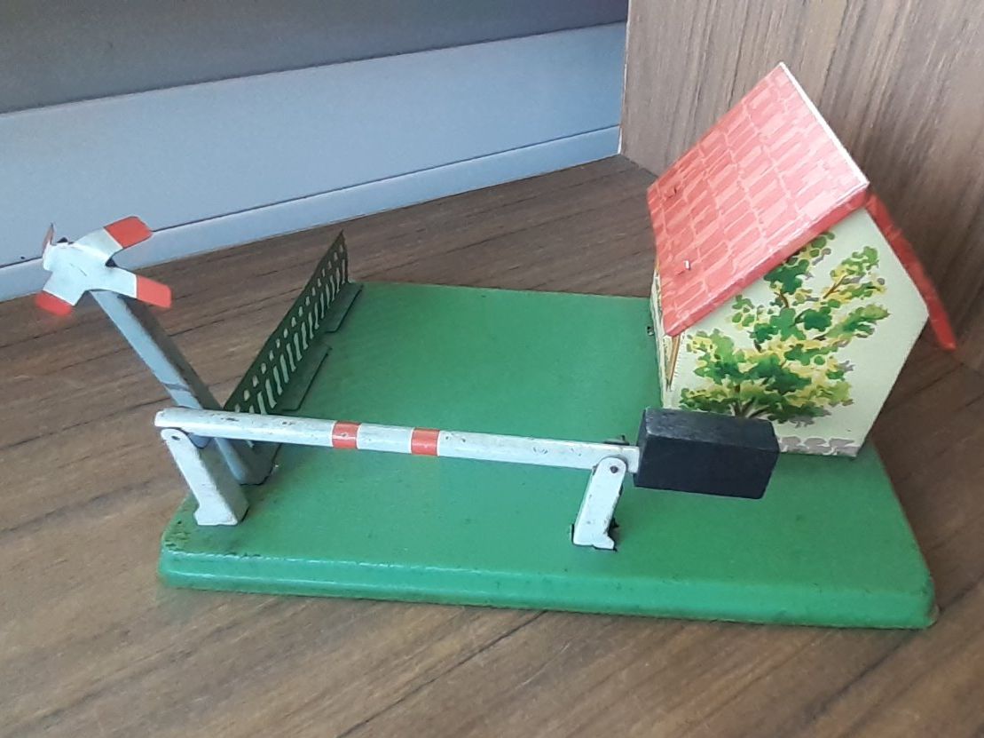 Spielzeuge: Blechspielzeug Bahnhofhäuschen Signal – Gebraucht aus Mörschwil von antiksalon 2