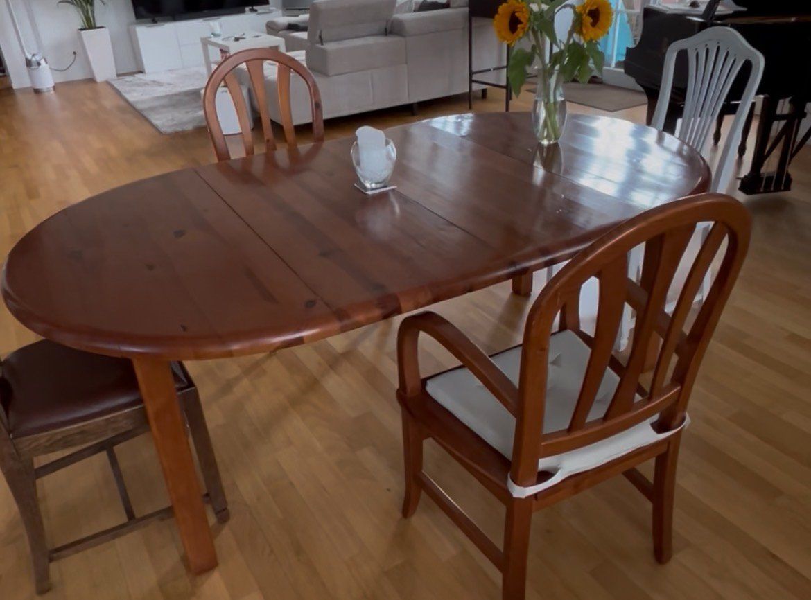 Set de table et chaises: Pinientisch massiv, verlängerbar, mit 2 Stühlen – D'occasion à Wattwil par rue_9jff