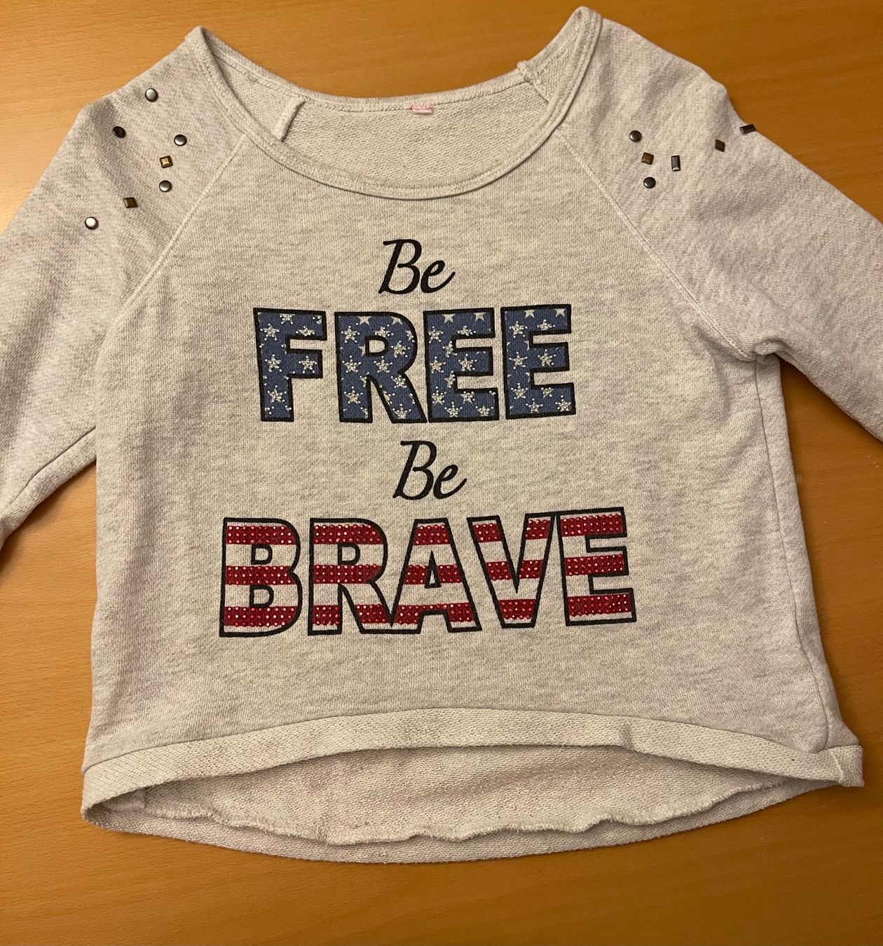 Maglioni & Felpe: Langarm Pullover grau Be Free Be Brave 122/128 – Nuovo (secondo la descrizione) da Basel venduto da Seifehuesli