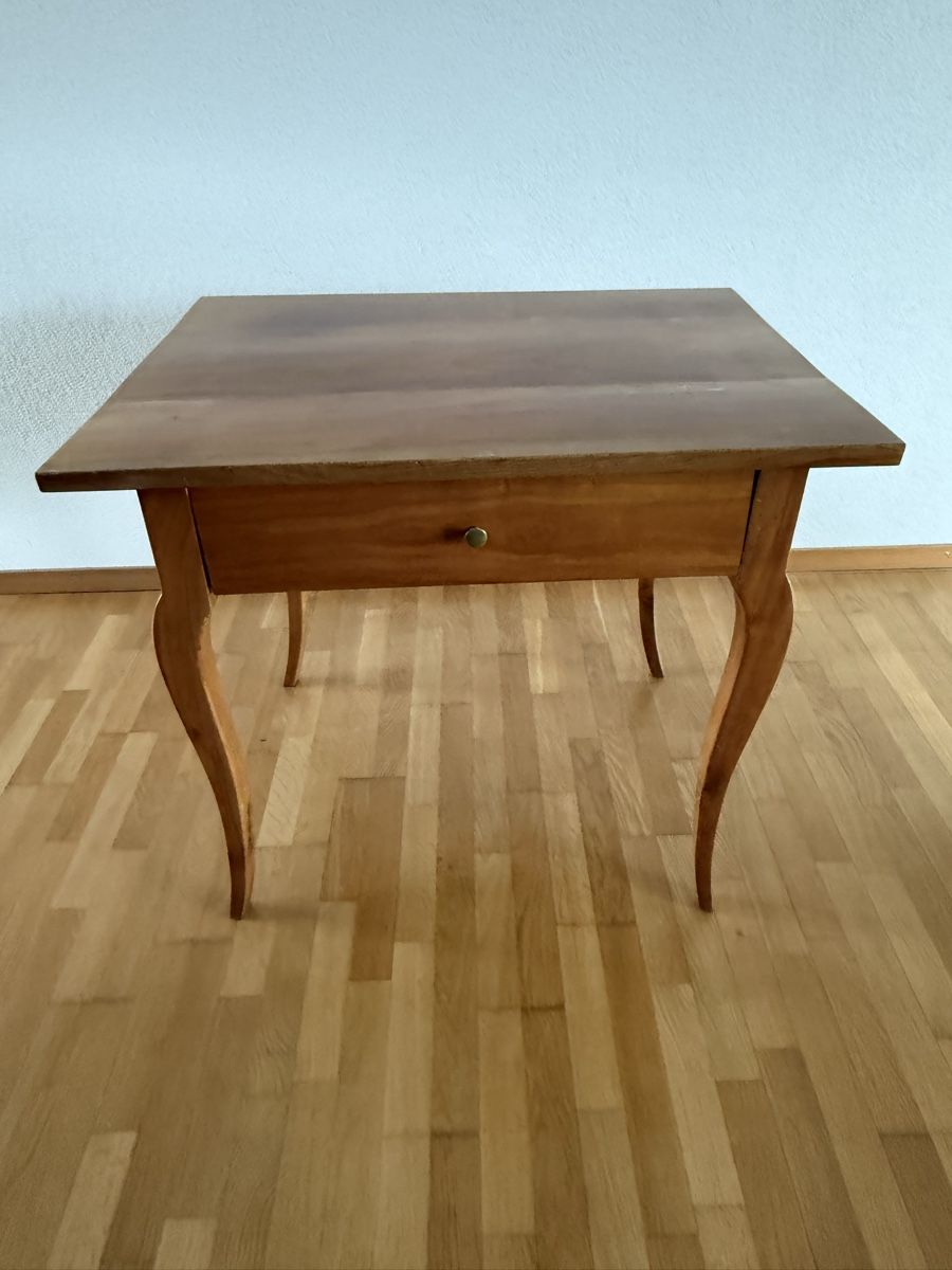 Tische: Alter Tisch mit Schublade. – Gebraucht aus Balterswil von tadagmarsan