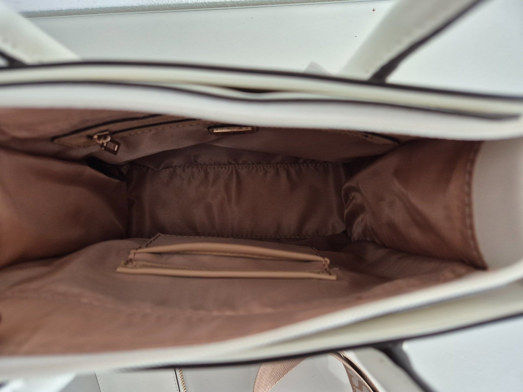 Guess Borse da donna: Neue, originale Guess Tasche Caracara in cremé – Nuovo e nell'imballaggio originale da Hägendorf venduto da Saskia0 6