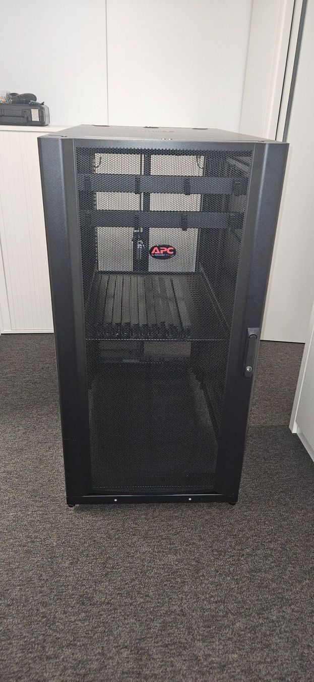 Apc Racks & Cavalletti: APC Rack 19" 24 HE – Usato da Mühlau venduto da hb9fgd