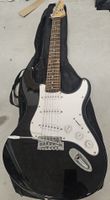 E-Gitarre schwarz mit Tasche und Kabel