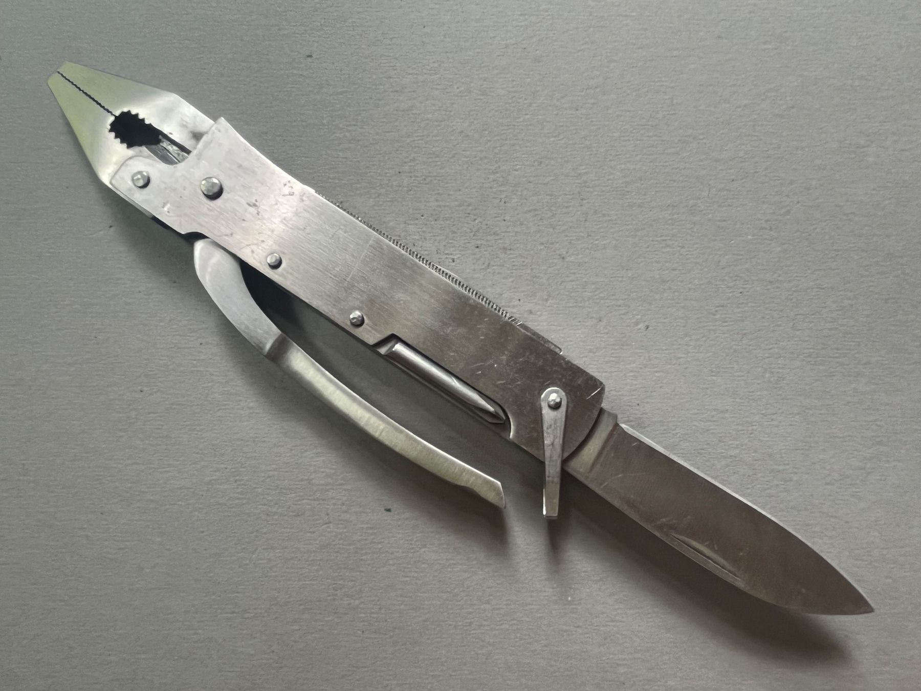 Tous les outils: Neuwertiges Multitool mit Etui – Neuf (Voir description) à Zürich par FV.vintage 2