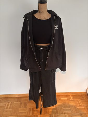 Schwarze Cargohose mit weissem Stiching, Grösse 38