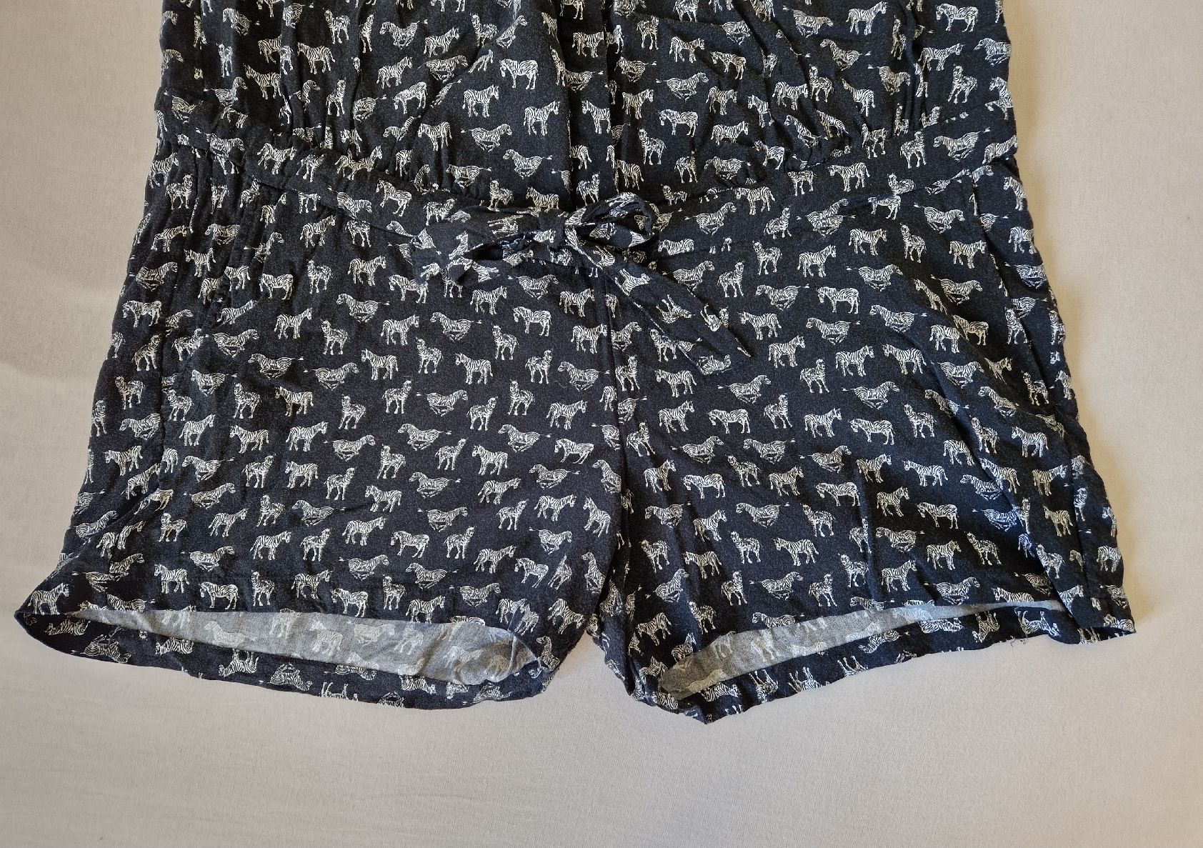 H&M Tute: Kurzer Umstands-Jumpsuit – Usato da Olten venduto da Carpinus1 2