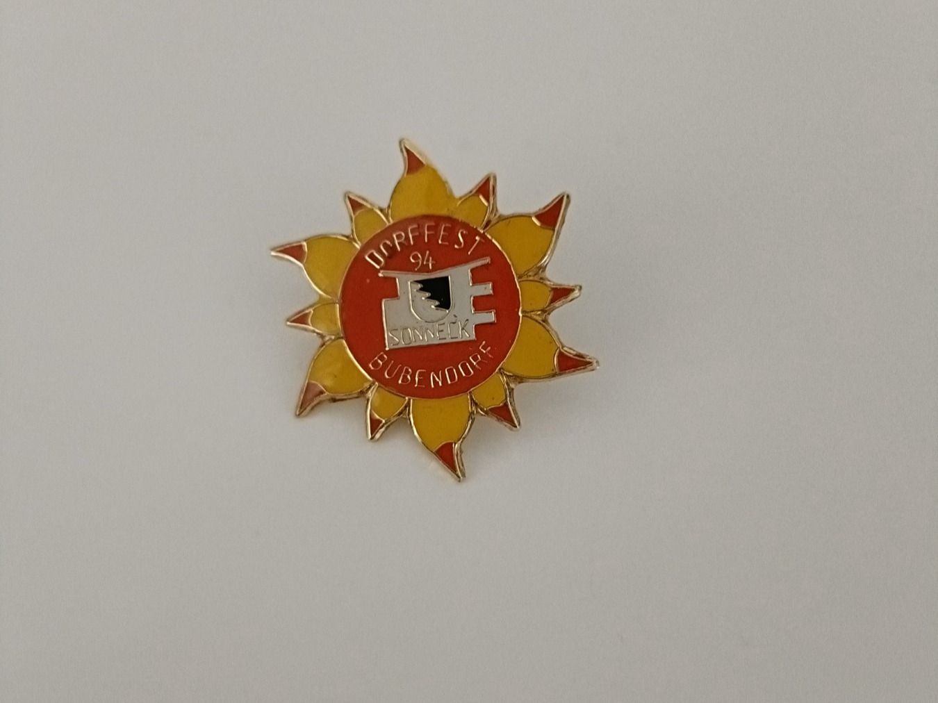 Placchette & Badge: Pin Dorffest 94 Sonneck Bubendorf - Box 9 – Usato da Köniz venduto da Pinscollect