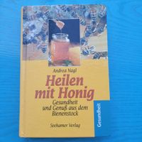 Andrea Nagl-Heilen mit Honig/Gesundheit aus dem Bienenstock