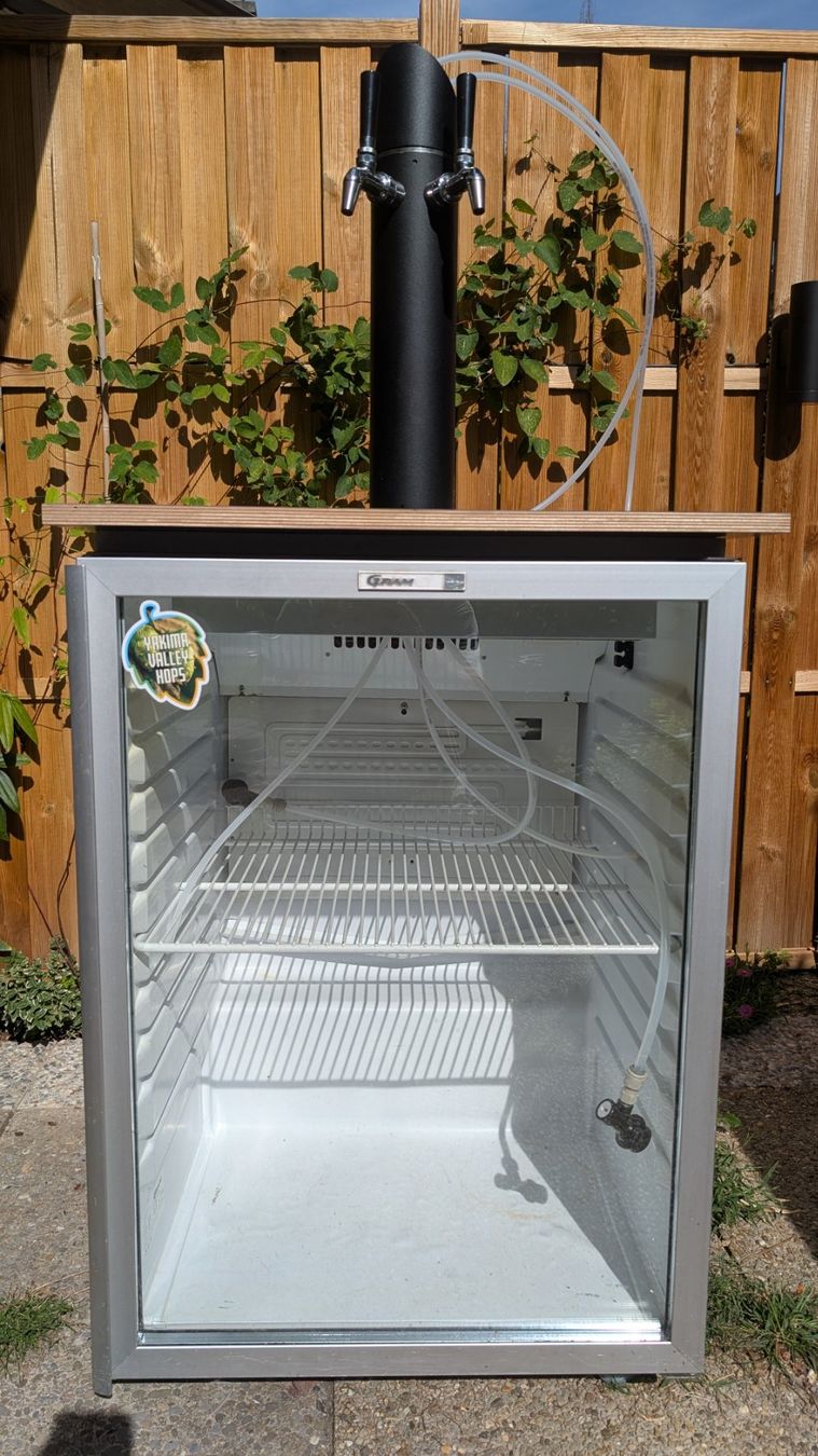 Gram Drinks Fridge with Dual Nukatap Beer Tap System (D'occasion) à ...