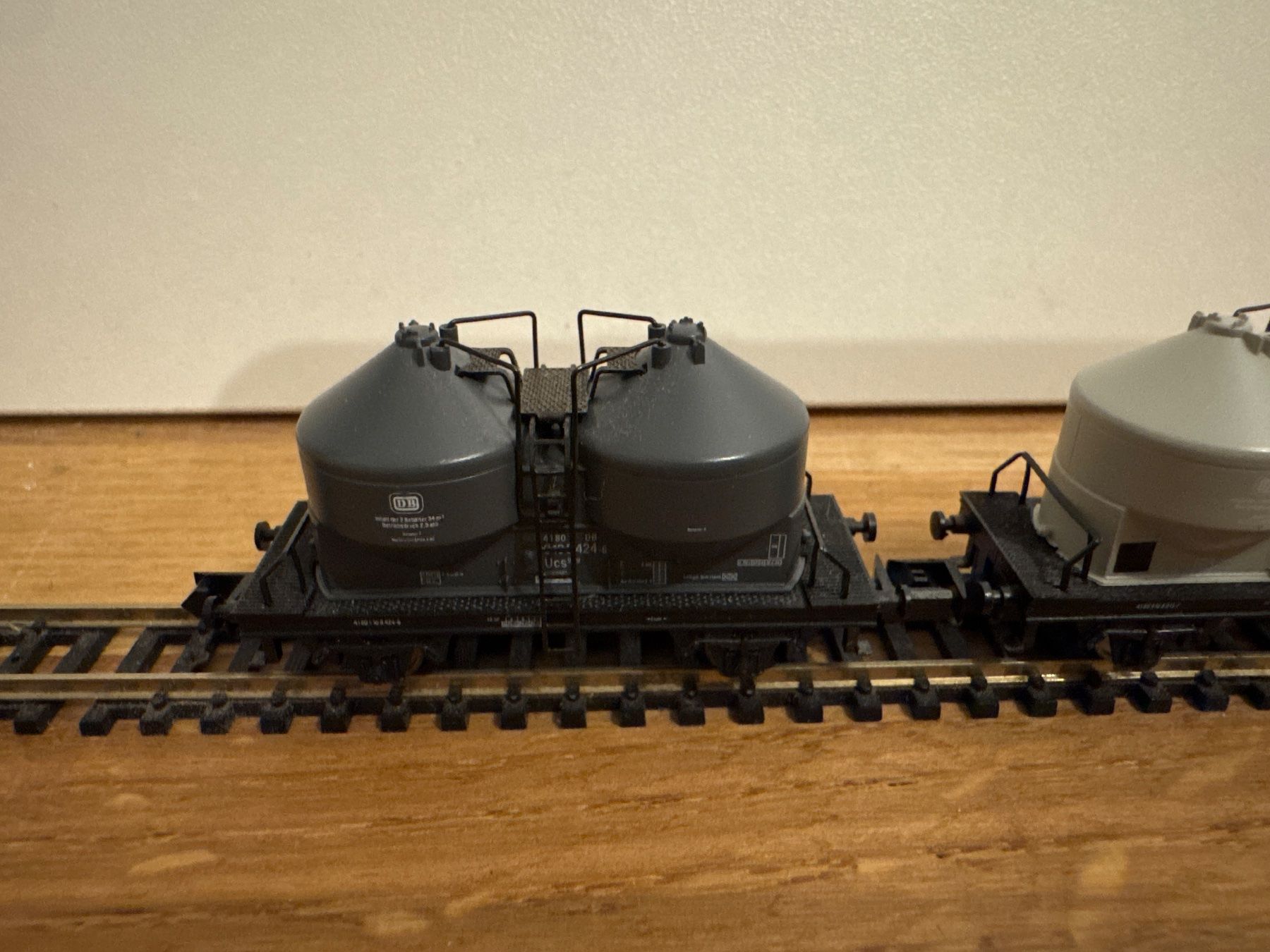 Arnold Modellini di ferrovie: Arnold DB Staubbehälter Wagen Set – Nuovo (secondo la descrizione) da Schlierbach venduto da Look8 1