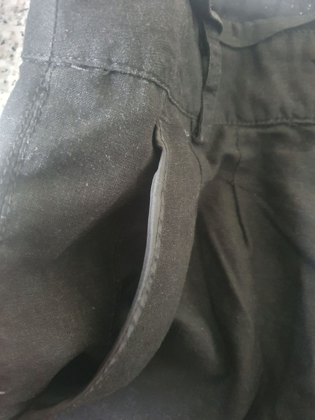 Pantaloni: Schwarze Shorts Gr. 38. – Usato da Moosseedorf venduto da Sonnenschein.. 4