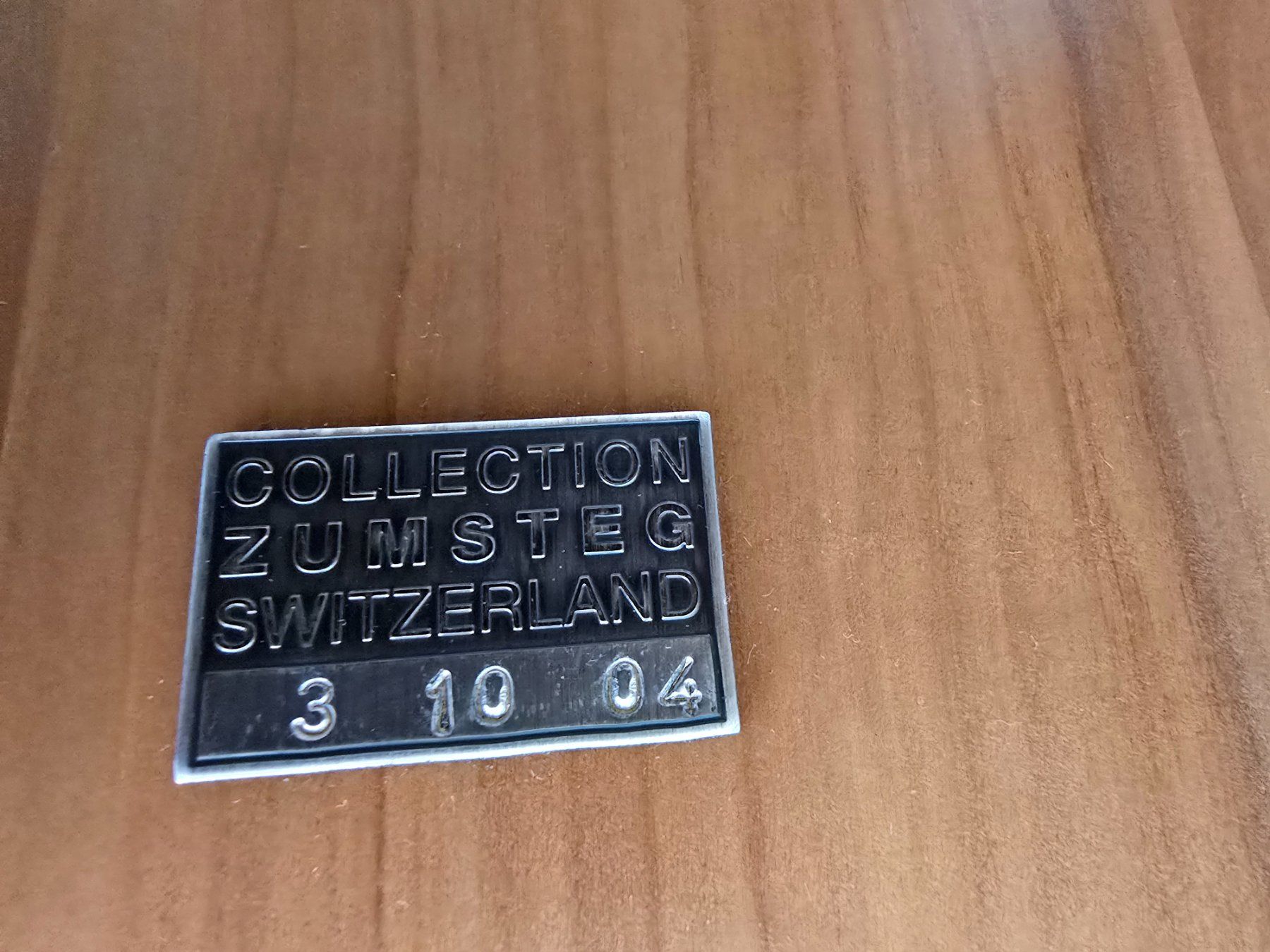 Set di tavolo e panche: Schweizer Designer-Esstisch aus Massivholz – Usato da Oberdiessbach venduto da Sine_89 1