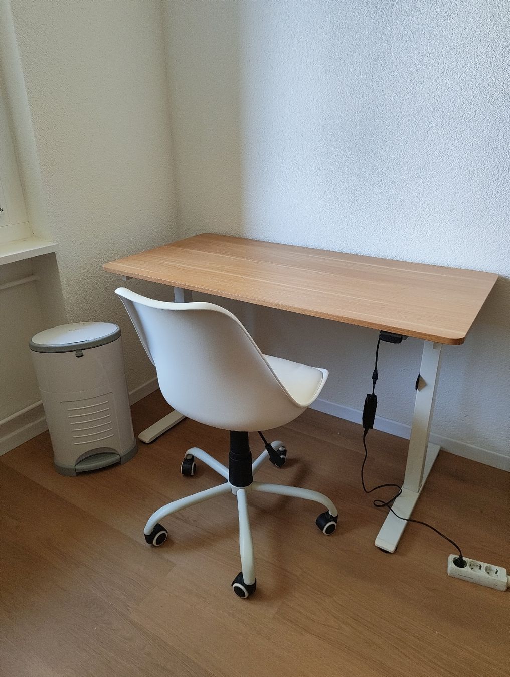 Scrivanie: Schreibtisch höhenverstellbar mit Holzplatte + Stuhl + Eimer – Nuovo (secondo la descrizione) da Kreuzlingen venduto da fix_wx75