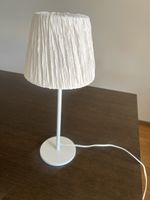 Nachttischlampe weiss mit Stoffschirm Faltenoptik