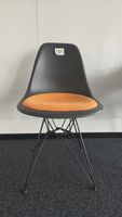 Vitra Eames Plastic Chair DSR, Schwarz, Polster Orange