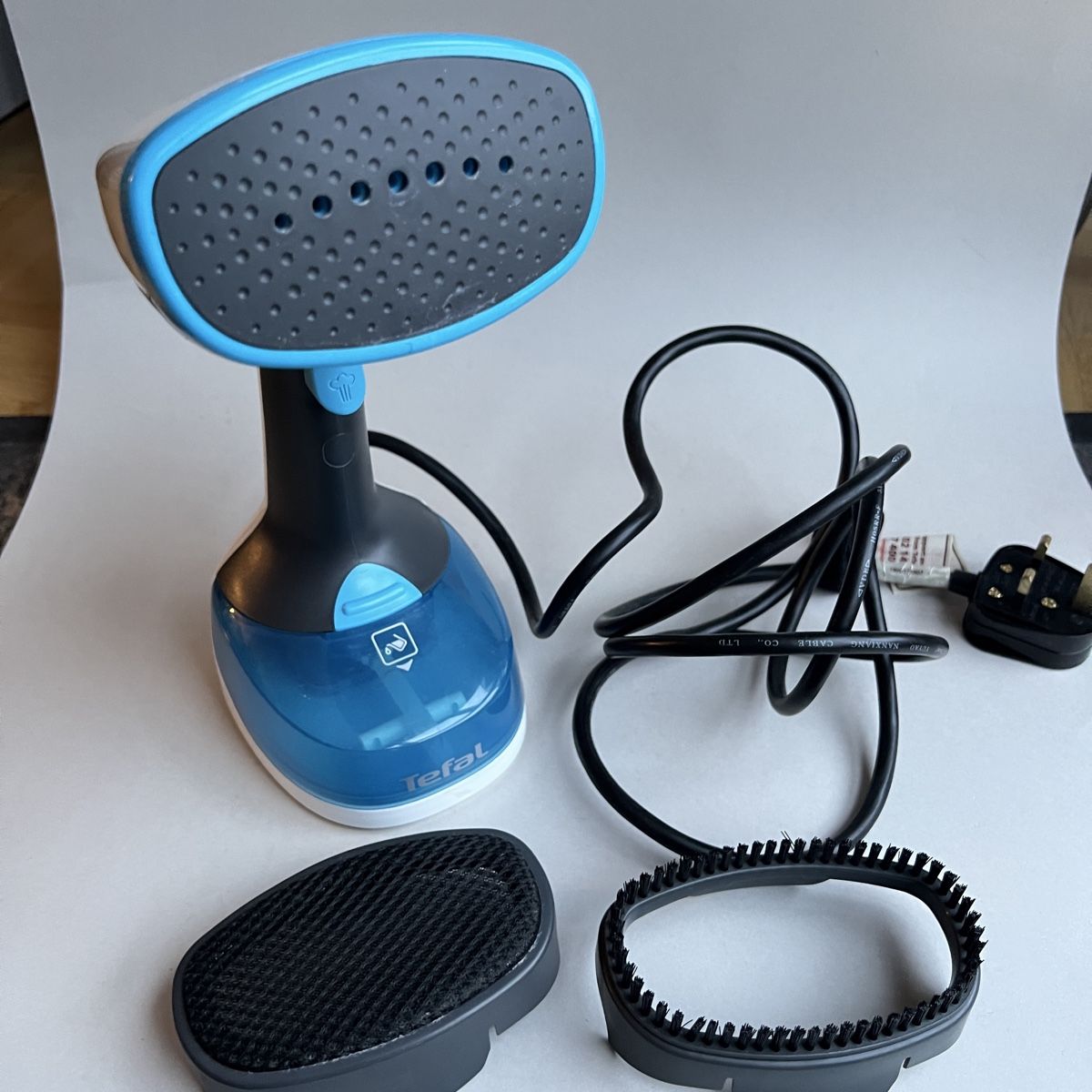 Pulitori a vapore: Tefal Access' Steam Minute Handheld Garment Steamer! – Usato da Genève venduto da Kookiek