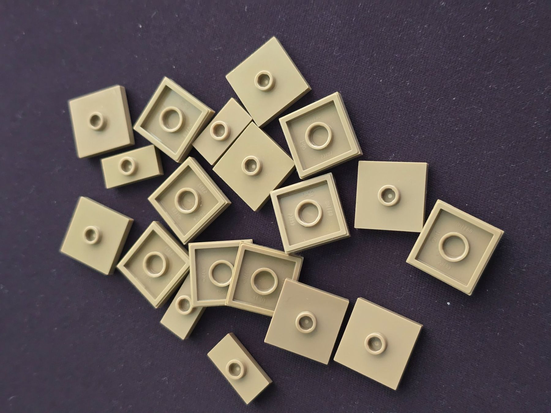 Lego Kit di costruzioni: Lego 19 x Fliese mit Knopf dark tan – Usato da Basel venduto da Swi-7621