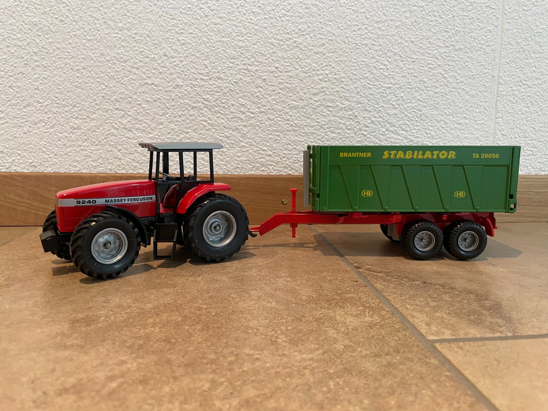 Massey Ferguson Trattori: SIKU Massey Ferguson 9240 mit Brantner – Nuovo e nell'imballaggio originale da Kreuzlingen venduto da Stefan1150