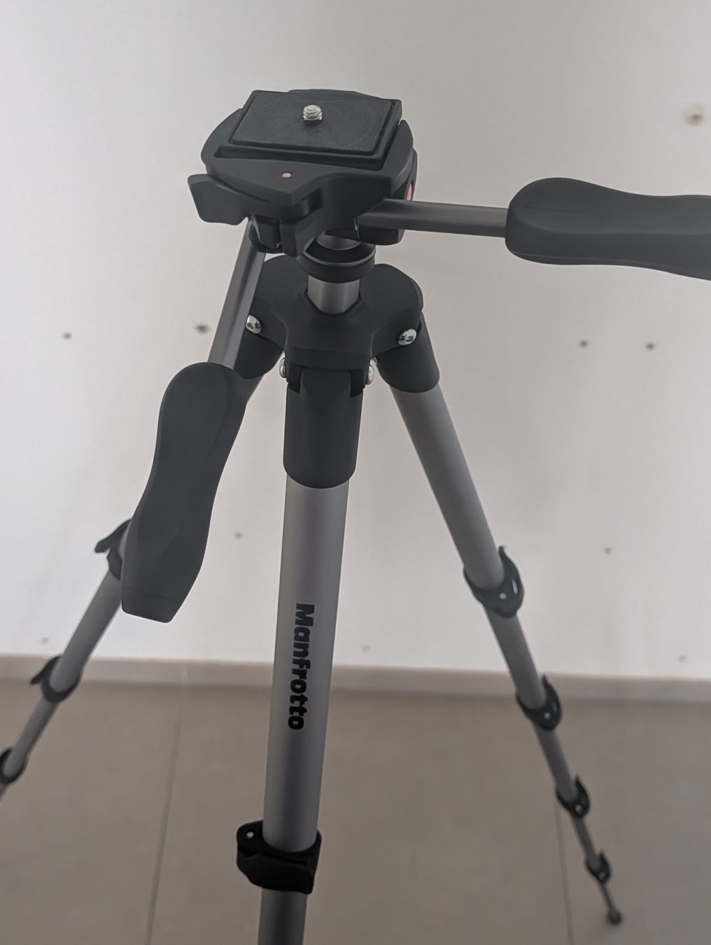 Manfrotto Trépieds & Accessoires: Manfrotto Compact Advanced Stativ – D'occasion à Dübendorf par lazitown 1